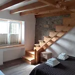 Secluded Authentic With Terrace - With Terrace Lägenhet