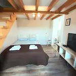 Secluded Authentic With Terrace - With Terrace Lägenhet
