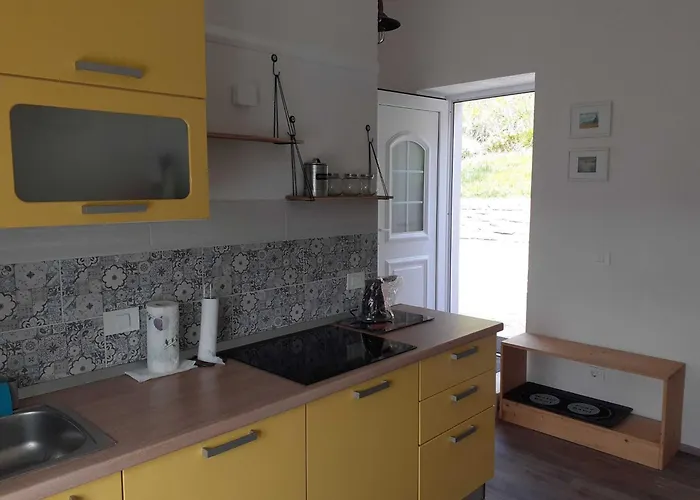 Secluded Authentic With Terrace - With Terrace Apartamento