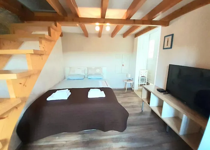 Secluded Authentic With Terrace - With Terrace Appartement