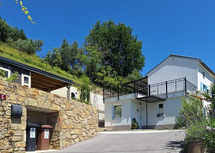 Secluded Authentic With Terrace - With Terrace Appartement